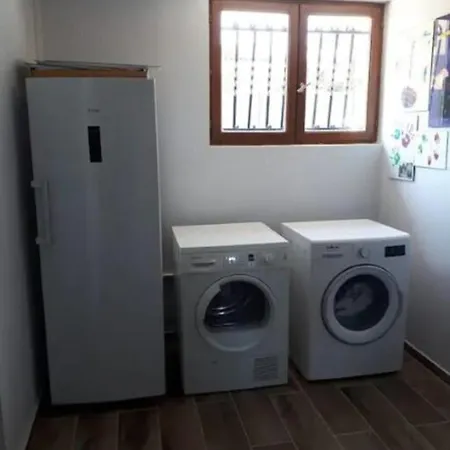 Nice Residence With Garden Near The Beach 펜션