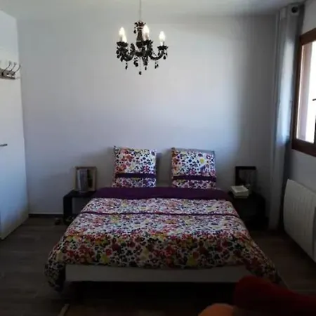 Nice Residence With Garden Near The Beach 펜션 *